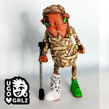 Load image into Gallery viewer, Gertrude - the Halloweenie Mumie with a broken leg
